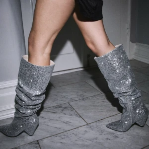 Glitter boots - Sjukt snygga glitterboots som passar bra till festliga tillfällen🤍 har vanligtvis 38 i strl men kan ha dessa i 39🙌🏼 Slutsålda på hemsidan 