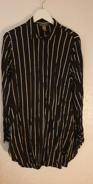 Oversize skjorta  - Tunn snygg oversize skjorta från h&m i stl 48. 
