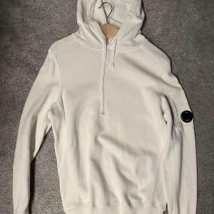 Cp company hoodie - Cp company hoddi, vit, knappt använd. Storlek S