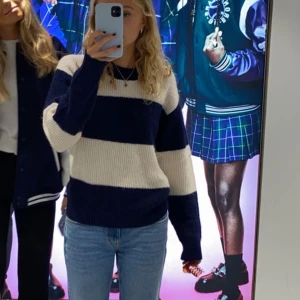 Söt randig tröja - Säljer denna fina hm tröjan som är använd 1 gång💓💓 lite oversized i storleken⚡️