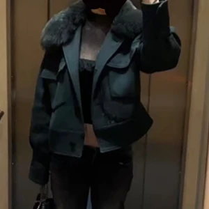 Meotin kappa - Säljer denna as snygga kappa från meotin❤️ säljer för att den intr kommer till användning. Skriv privat för fler bilder❤️ kan också tänka mig att byta mot en svart❤️ganska nopprig ❤️