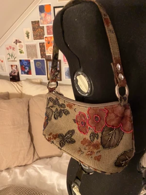 Baguetteväska - Supersöt liten väska med pärlbroderi, nyskick