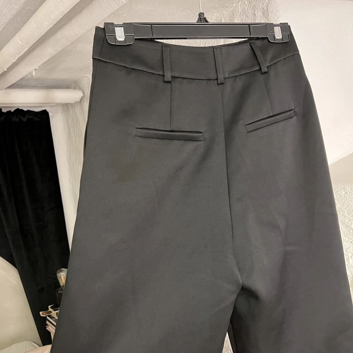 Svarta vida kostymbyxor  - 90