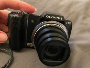 Gammeldags olympus kamera - Olymous kamera 18X wide, funkar utmärkt och har många tillgängliga inställningar som går att ändra på, laddare och fodral medkommer. Material kan enkelt föras över till dator med hjälp av USB.