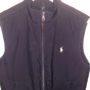 Ralph lauren väst - Fin Ralph lauren väst i storlek S. Helt oanvänd och säljes vidare just pågrund av de. Passar inte mig då jag växt otroligt mycket sen jag köpte den. Helt oanvänd och därför är skicket:10/10 Nypris:3000ca
