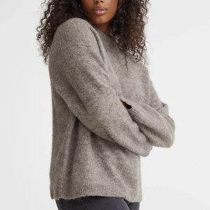 Stickad tröja i alpacka- och ullblandning - Slutsåld stickad tröja i alpacka- och ullblandning från h&m. Jättebra skicka. Storlek xs men är stor i storleken!❤️