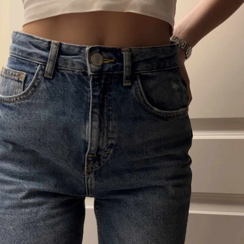LÅNGA jeans med slits nedtill.  Medel-/högmidjade. Endast använda fåtal gånger.. Jeans & Byxor.
