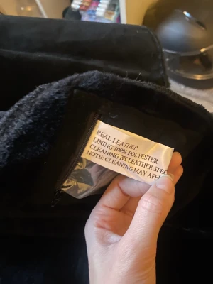 Äkta mocka kappa  - Den är ifrån Goldstein och vi köpte den på rea för 4500 så säljer den för 3000 den va för stor för mig och för liten för  min mor så därför säljs den, den har inga defekter eller några fel alls, pälsen på insidan är jätte mjuk  Pris är förhandlingsbart 