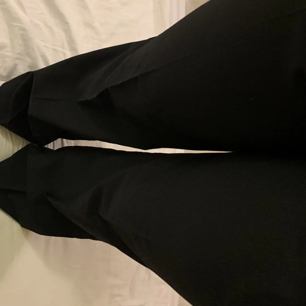 Svarta lågmidjade kostymbyxor i storlek 40.. Jeans & Byxor.