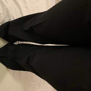 Svarta lågmidjade kostymbyxor i storlek 40.