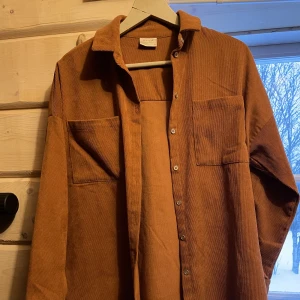 Lång machestersljorta - Lång skön skjorta som är brunare än på bilden, i machester. Super skön o snygg, men kommer aldrig till användning. Oversize 