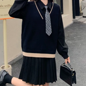 📚Cute o preppy 2-del klänning set🖤 - 2-del klänning köpt från Yesstyle för länge sen men har inte riktigt kommit att använda:/ Skit cute men har en liten defekt på axeln som kan jätte enkelt fixas om man kan syra. Passar bäst strk 32-34 under 170cm.Originallt pris var 350kr🖤