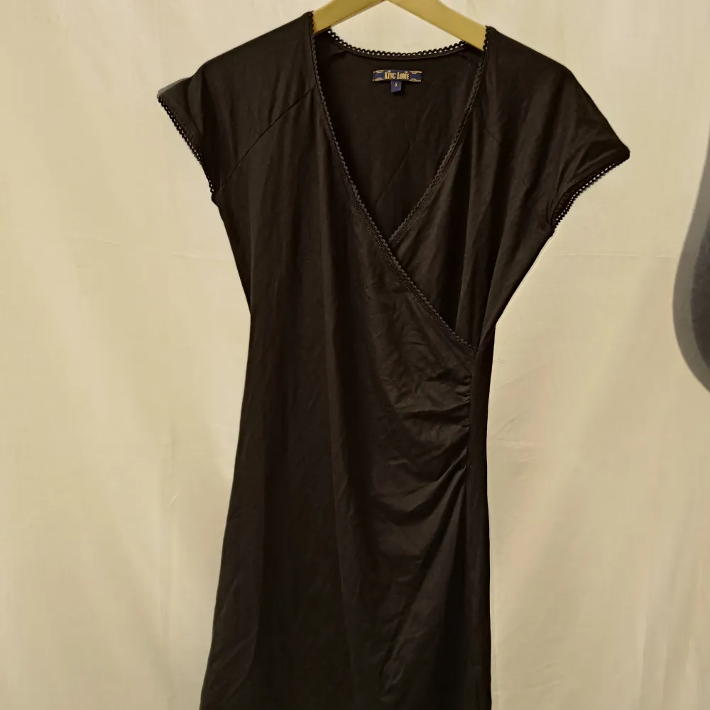 fin svart klänning i storlek s, använd 1-2 ggr så väldigt bra skick köparen står för frakt💗. Klänningar.