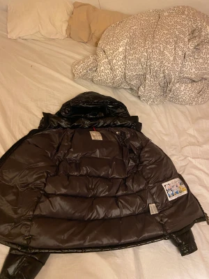 Moncler maya - Moncler maya A++++ alla taggar fungerar och jackan är i ny skick. Köpt för 6700kr passar även folk med storlek M