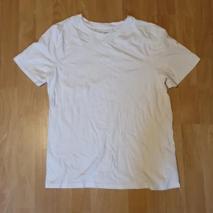 T-shirt vit - T shirt i storlek 170. Vit i fint skick. 