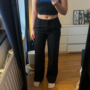 Kostymbyxor  - Kostymbyxor med en medelhög midja. Från Hanna Schönberg x NA-KD, strl 36💛