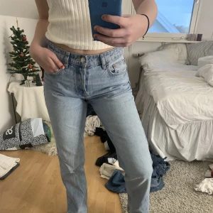 Lågmidjade Zara jeans - Lågmidjade jeans från Zara i en ljusblå färg. Jättebra kvalite
