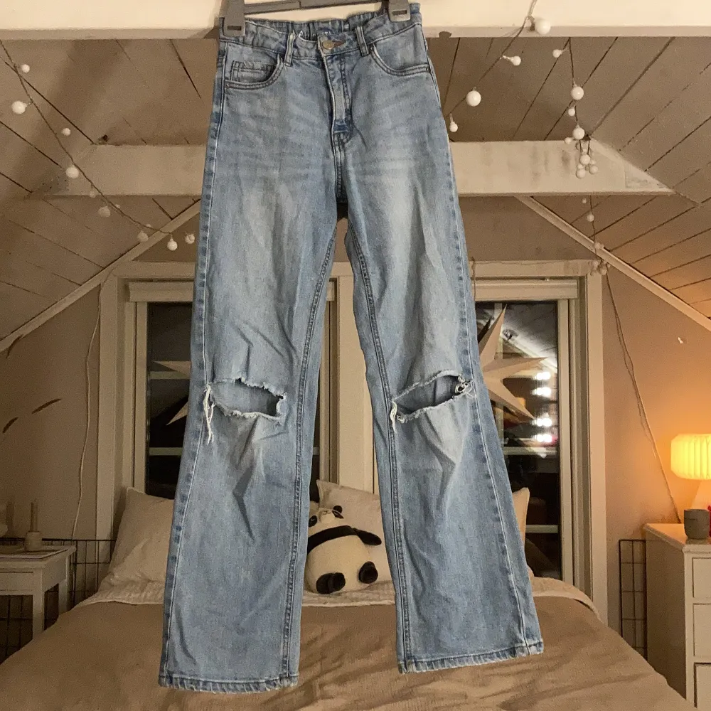 Högmidjade jeans med hål. Kommer inte ihåg vart dom kommer ifrån. Säljer dom då det är för små. Om frågor eller fler bilder önskas, hör av er. 95 kr inklusive frakt. . Jeans & Byxor.