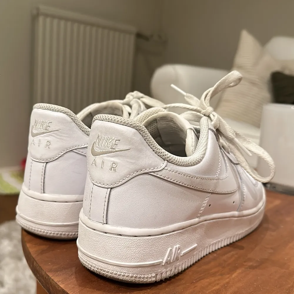 Säljer mina vita Nike air force 1 som endast är använda inomhus några få gånger. Går även att tvätta snörena och sulorna ❤️ storlek 38,5!. Skor.