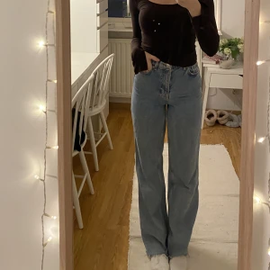 Jeans från Zara - Säljer dessa högmidjade jeans från Zara i en spräcklig blå färg. Använda men är i jättebra skick. De är i bra längd för mig som är 172 cm lång - passar bra allmänt. Jeansen är i strlk 34🤍 Köparen står för frakt! 