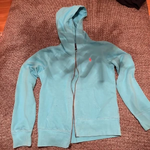 Ralph lauren half zip tröja  - En jätte fin polo Ralph lauren half zip tröja unisex passar med den mästa och fungerar jätte bra under alla årstider. Den är som helt ny inga märken eller hål. Jag säljer den för den har blivit för liten för mig. Ny pris 1800kr