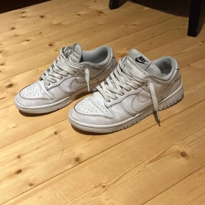 Nike dunk low white - Säljer nu mina dunks då de är för små. Storlek 40. I bra skick men lite crease. Dom är använda mycke men det Finns inga större skador på skorna