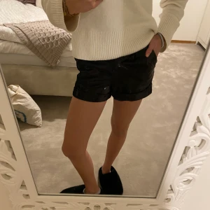 Maje shorts - Svarta shorts från Maje med paljetter. Fickor på båda sidorna och stl 34. Nypris runt 2000kr