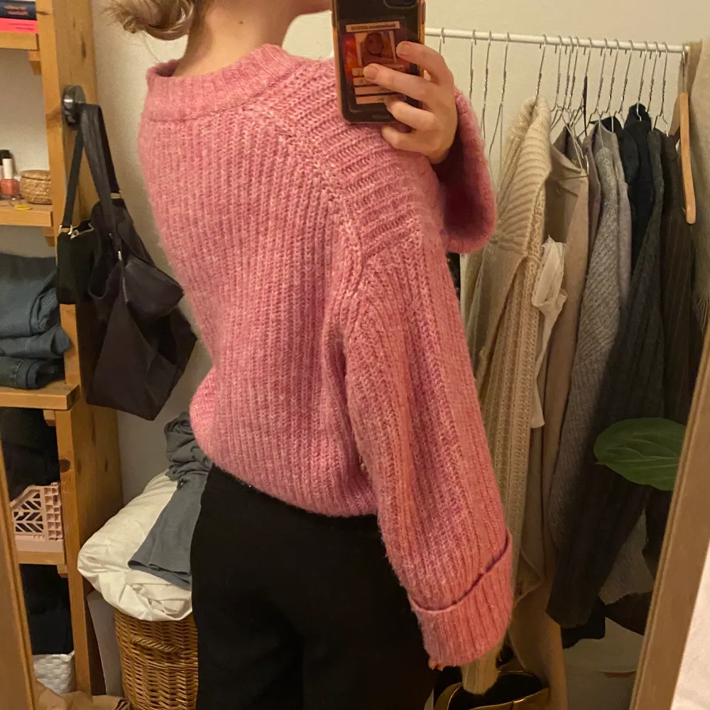 Superfin rosa stickad tröja från Gina, endast använd fåtal gånger. I strl XL så är perfekt oversized! Skriv vid frågor! 💓. Stickat.