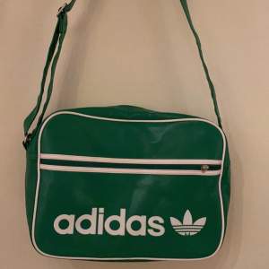 En grön Adidas vintage väska som man kan ha till lite allt möjligt. En snygg väska med mycket plats för både skolgrejer och annat i. 