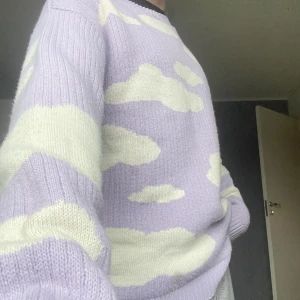 Lila molntröja!! - Lila stickad tröja med molndetaljer!!💟 storlek M i herr men passar även S!