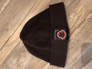 Monlcer Mössa - Äkta Moncler mössa, Väldigt bra skick, Säljer billigt för använder ej