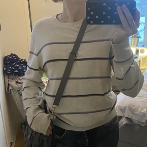 Randig finstickad tröja - Säljer likadan i grå! Spårbar frakt 59kr💕
