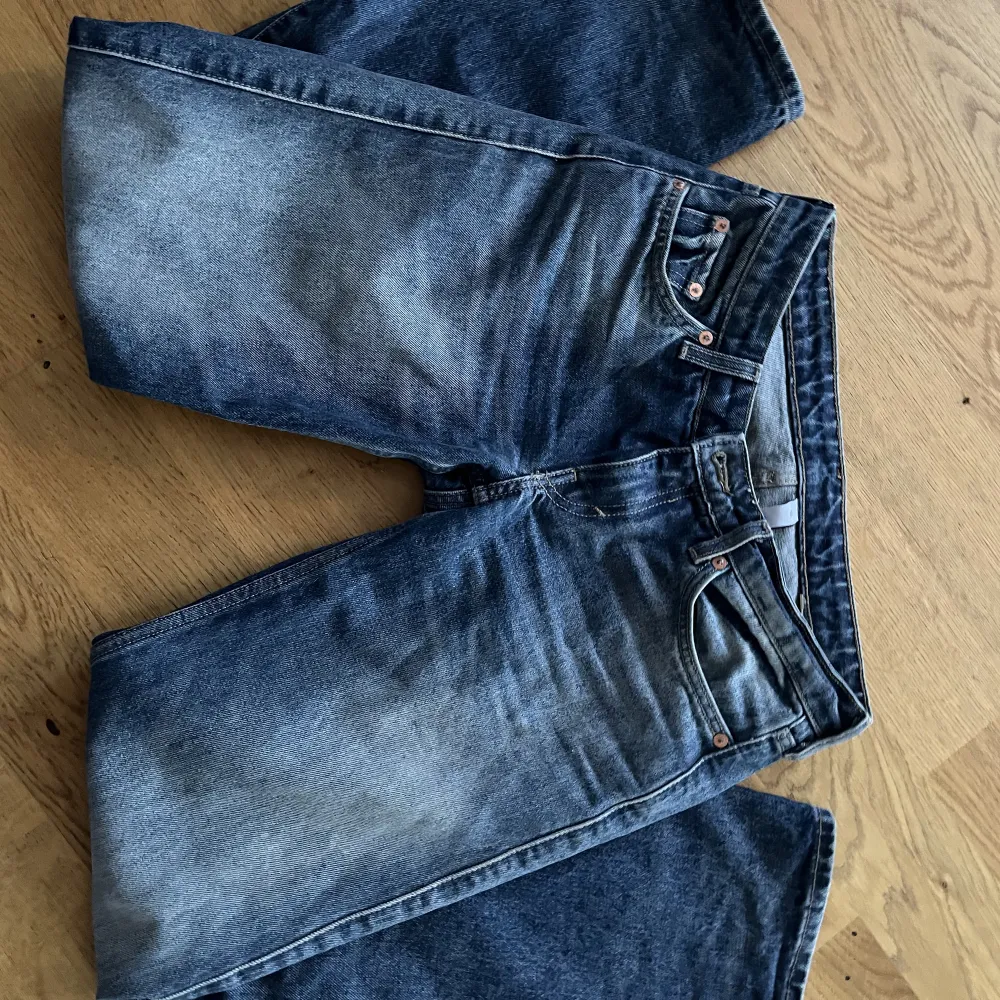 Lågmidjade arrow jeans från weekday säljer då dom är för stora på mig❣️ 300kr exkl frakt, skriv privat om du är intresserad eller har några frågor ❤️❤️. Jeans & Byxor.