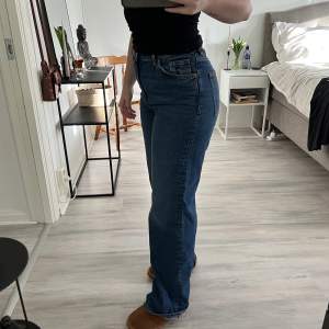 Mörkblåa Monki yoko jeans! Använda några gånger men är alldedes för långa för mig! Jag är 164 cm. Köparen står för frakten 