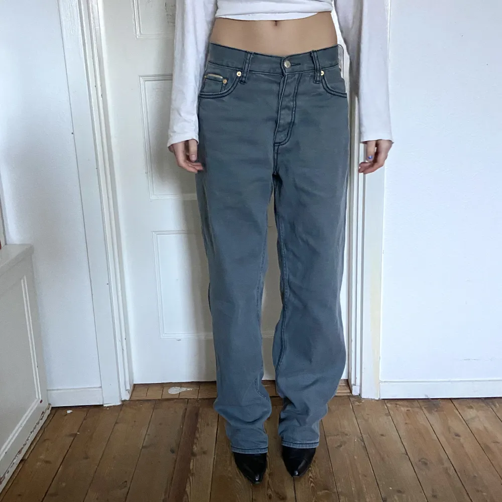 Funderar på att sälja mina fina eytys jeans, jag är 170 och på mig är dem ganska långa (har klackar på bilden)! 💖 väldigt fint skick, med olika detaljer här och där. ☆*:.｡(๑>◡<๑)｡.:*☆. Jeans & Byxor.