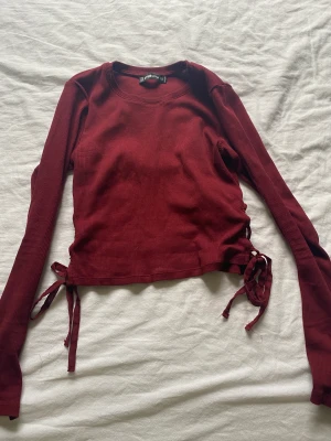 Långärmad från New Yorker - En cool långärmad med tråd detaljer på sidorna. Storlek S. Pris kan diskuteras!