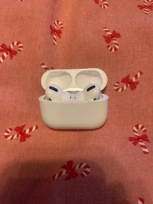 Helt nya trådlösa touch hörlurar - Säljer ett helt par nya trådlösa hörlurar. De är endast testade för att kolla att de funkar. Jag är ej säker på om de är äkta men det står earpods PRO när jag kopplar upp dom. Där av det billiga priset. 