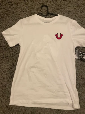 True religion - Helt ny True religion T-shirt bara testas en gång. Säljer pågrund av för liten på mig. Tröjan har stl S nypris 799kr. Jag börjar budet på 300kr