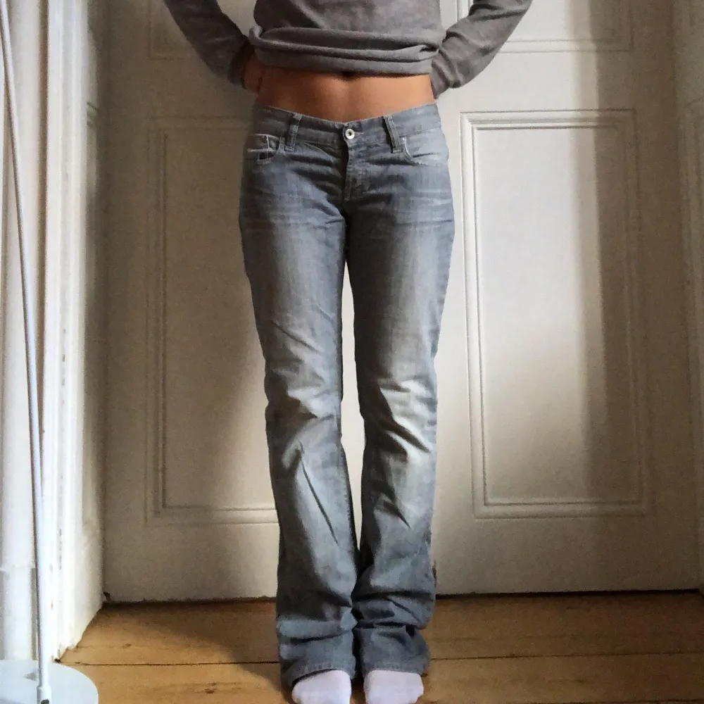 Jättefina lågmidjade jeans i en gråblå färg✨bra skick! Midjemått: 81cm Innerbenslängd: 83cm Frakt 63kr . Jeans & Byxor.