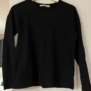 Svart långärmad tröja - Denna baströja är ifrån Nakd i toppen skick. Är i storlek S.