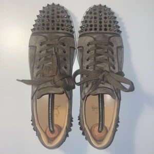 Louboutin  - Otroligt bra skick 9,8/10 Storlek 45 EU Orginallåda och orört innehåll Kvitto och köphandlingar ingår 