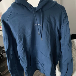 Säljer blå Calvin Klein hoodie  - Säljer nu min blåa Calvin Klein hoodie för att den inte kommer till användning, använd några få gånger, fint skick!💗