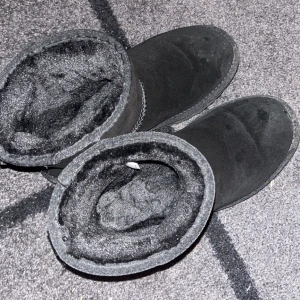 Ugg - Säljer dessa fake uggs, ser ut som äkta och så sköna. Använda en gång då ja råkade beställa två stycken från olika sidor o vill hellre ha dom andra❤️köpta för 600 och säljer för 500 o ja betalar frakten 