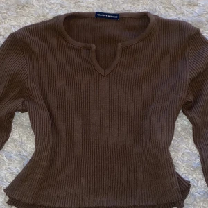 Brandy Melville topp - Säljer min brandy Melville tröja då den aldrig kom till använding💗Har aldrig använt den utan bara testat, så den är som ny🥰 den är långarmad och lite croppad. 