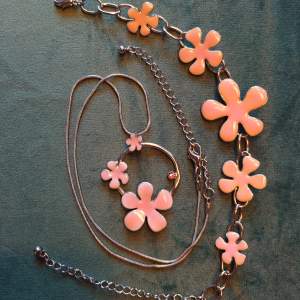 Halsband och armband från Pilgrim i samma serie med fina rosa blommor. Har legat oanvända i smyckeslåda så i nyskick! 