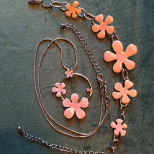 Pilgrim set - Halsband och armband från Pilgrim i samma serie med fina rosa blommor. Har legat oanvända i smyckeslåda så i nyskick! 
