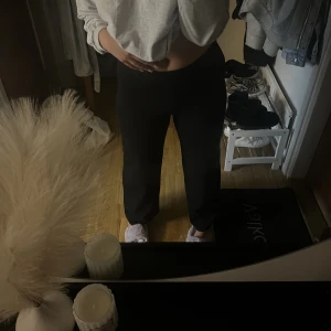 Kostymbyxor  - Kostymbyxor med resårmidja som gör att dom formsr sig efter din kropp jättefint. Säljer då dom är lite för korta på mig som är ca 171-172.