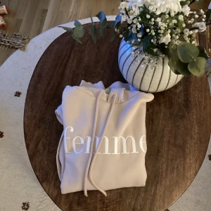 Rosa hoodie ”femme” storlek S - Snygg hoodie i ljusrosa. Storlek S. Väldigt fint skick 