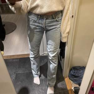 Ett par Zara jeans mid/Low waist. Storlek 38 men rätt små i storleken! Som referens är jag 172cm!!