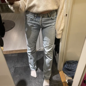 Blå zara jeans  - Ett par Zara jeans mid/Low waist. Storlek 38 men rätt små i storleken! Som referens är jag 172cm!!
